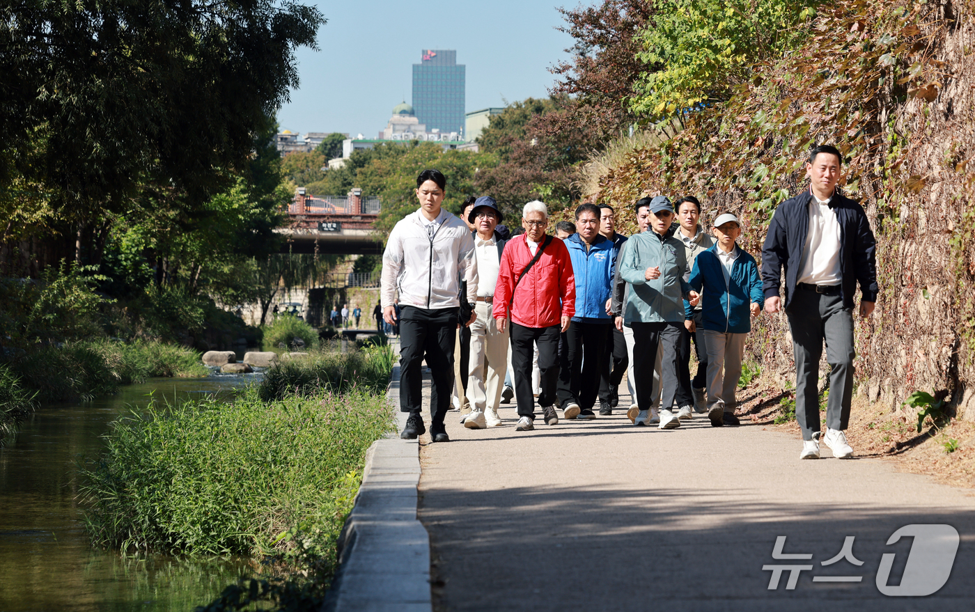 (서울=뉴스1) 이호윤 기자 = 청계천 걷기 행사에 참석한 이명박 전 대통령이 8일 서울 중구 청계광장에서 성동구 신답철교 구간을 시민들과 함께 이동하고 있다. 2026.10.8/ …