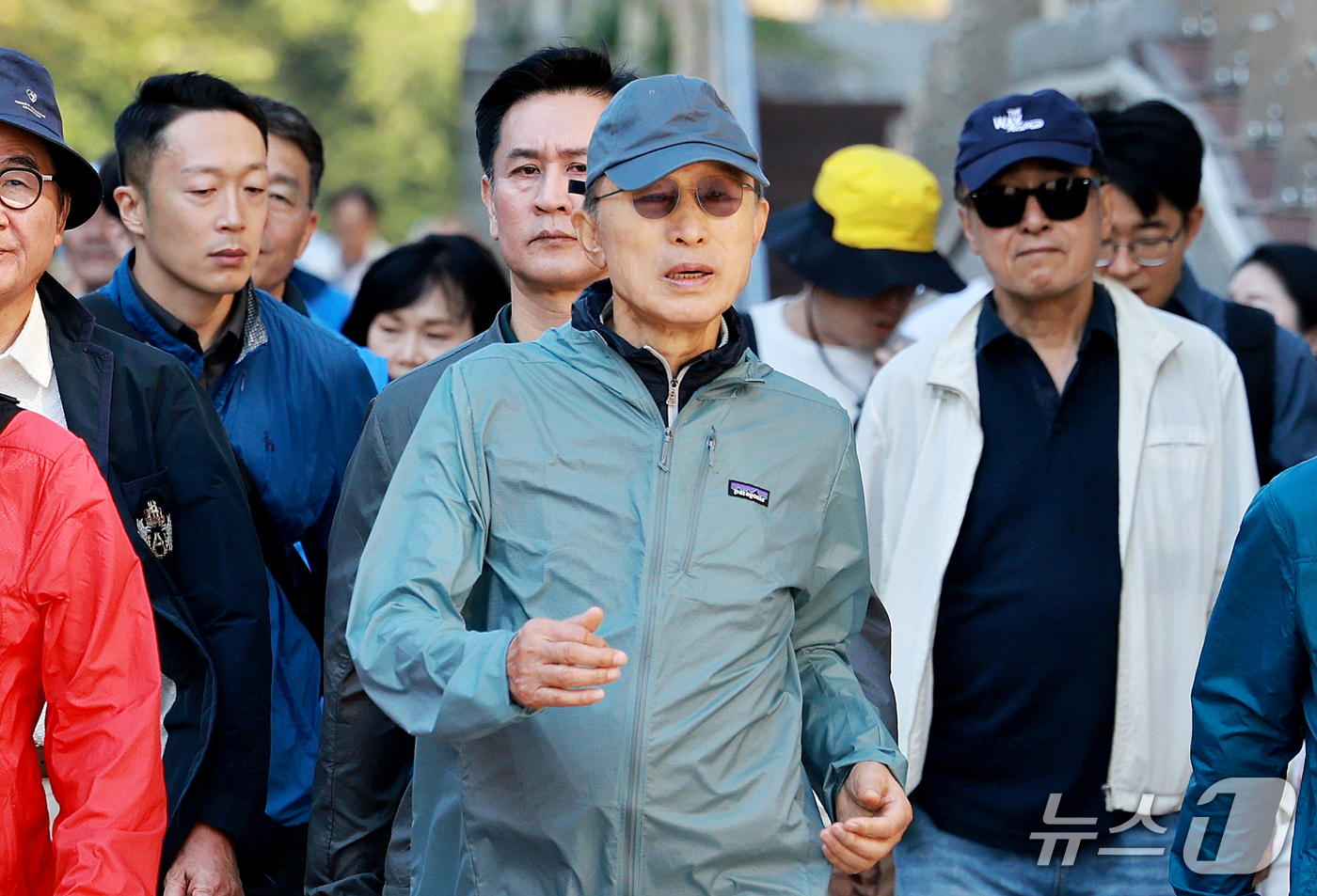 (서울=뉴스1) 이호윤 기자 = 청계천 걷기 행사에 참석한 이명박 전 대통령이 8일 서울 중구 청계광장에서 성동구 신답철교 구간을 시민들과 함께 이동하고 있다. 2026.10.8/ …
