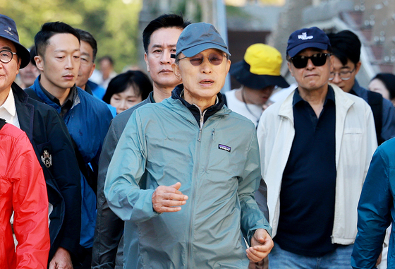 청계천 따라 걷는 이명박 전 대통령