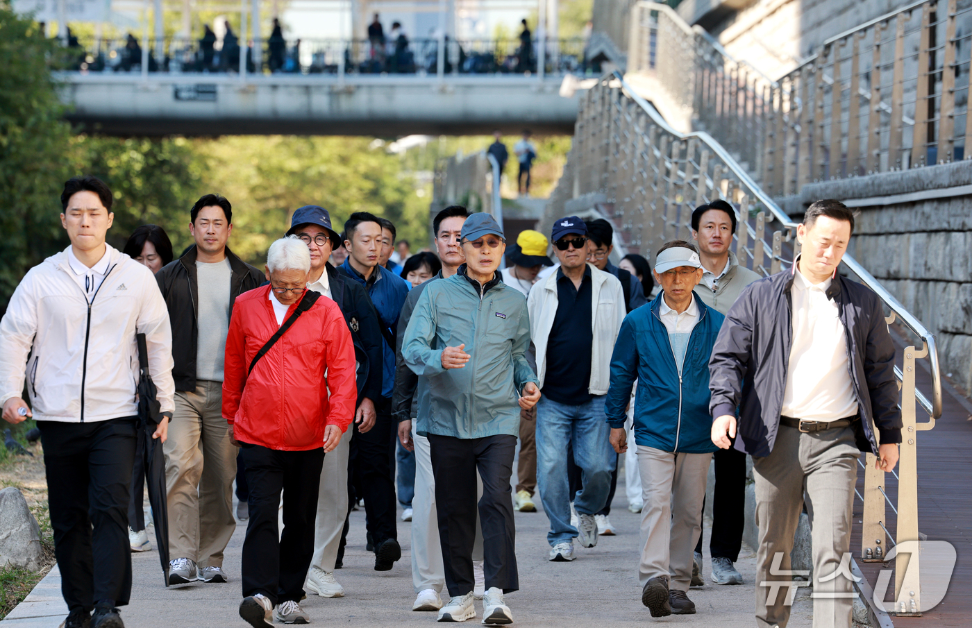 (서울=뉴스1) 이호윤 기자 = 청계천 걷기 행사에 참석한 이명박 전 대통령이 8일 서울 중구 청계광장에서 성동구 신답철교 구간을 시민들과 함께 이동하고 있다. 2026.10.8/ …