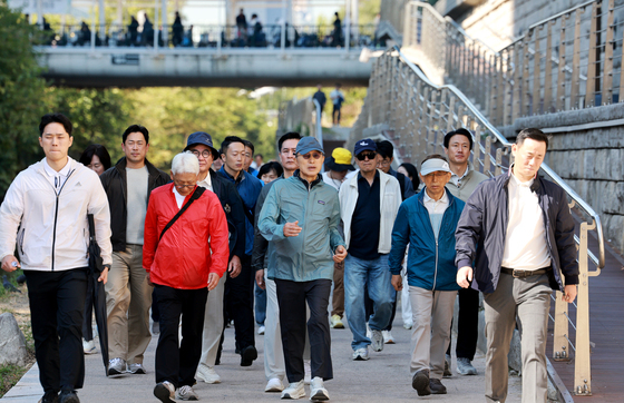 청계천 따라 걷는 이명박 전 대통령