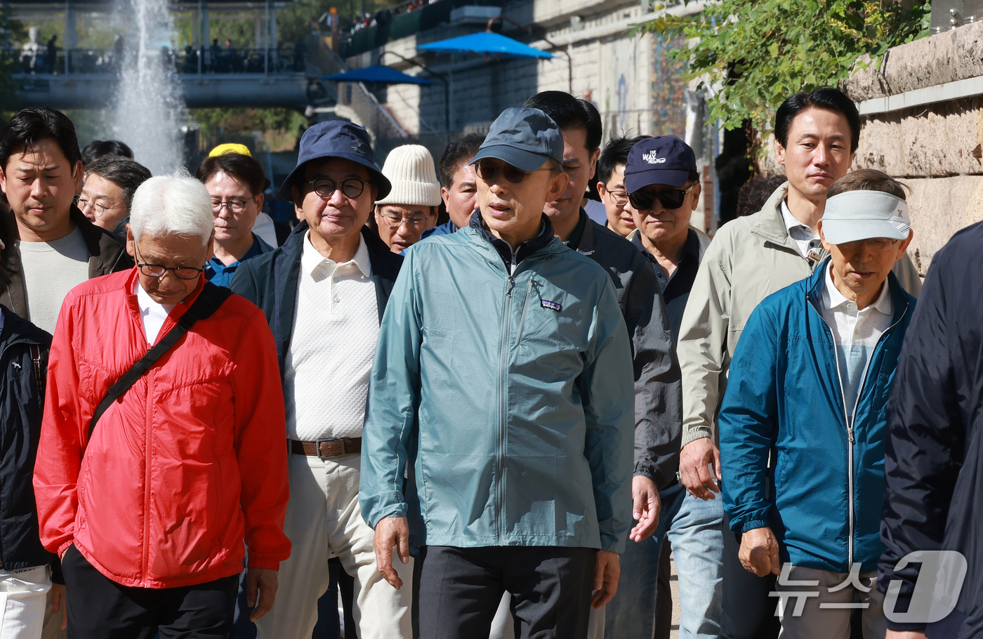 (서울=뉴스1) 이호윤 기자 = 청계천 걷기 행사에 참석한 이명박 전 대통령이 8일 서울 중구 청계광장에서 성동구 신답철교 구간을 시민들과 함께 이동하고 있다. 2026.10.8/ …