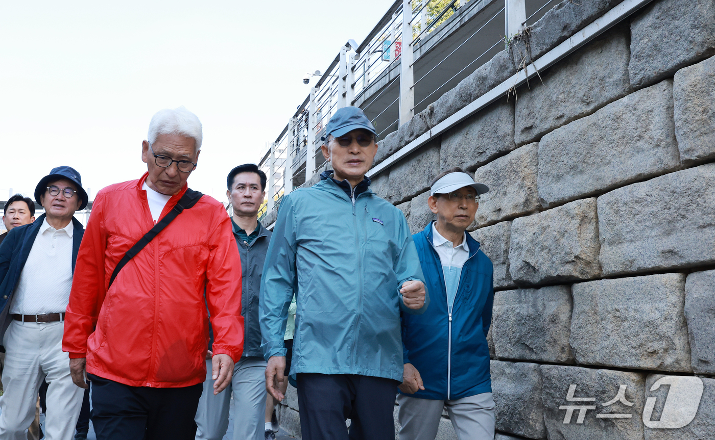 (서울=뉴스1) 이호윤 기자 = 청계천 걷기 행사에 참석한 이명박 전 대통령이 8일 서울 중구 청계광장에서 성동구 신답철교 구간을 시민들과 함께 이동하고 있다. 2026.10.8/ …