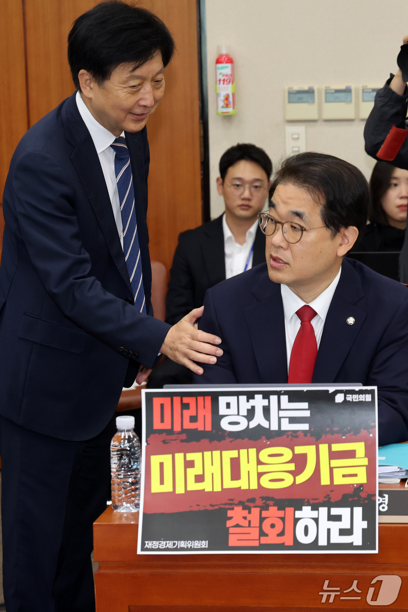 (서울=뉴스1) 황기선 기자 = 오기형 재경위 더불어민주당 간사와 배준영 국민의힘 간사가 8일 서울 여의도 국회 재정경제기획위원회에서 열린 기획예산처에 대한 국정감사 개회를 앞두고 …