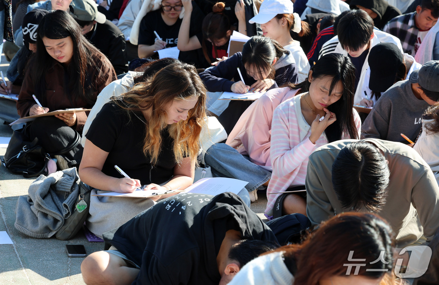 (서울=뉴스1) 박세연 기자 = 8일 서울 중구 동국대학교에서 한글날을 기념해 열린 한글백일장에서 외국인 유학생들이 '나와 한국어'를 주제로 글짓기를 하고 있다. 2026.10.8 …