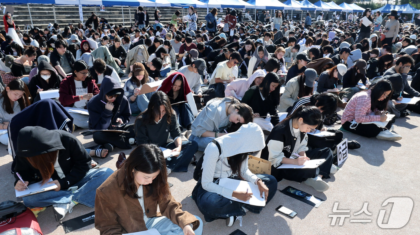 (서울=뉴스1) 박세연 기자 = 8일 서울 중구 동국대학교에서 한글날을 기념해 열린 한글백일장에서 외국인 유학생들이 '나와 한국어'를 주제로 글짓기를 하고 있다. 2026.10.8 …