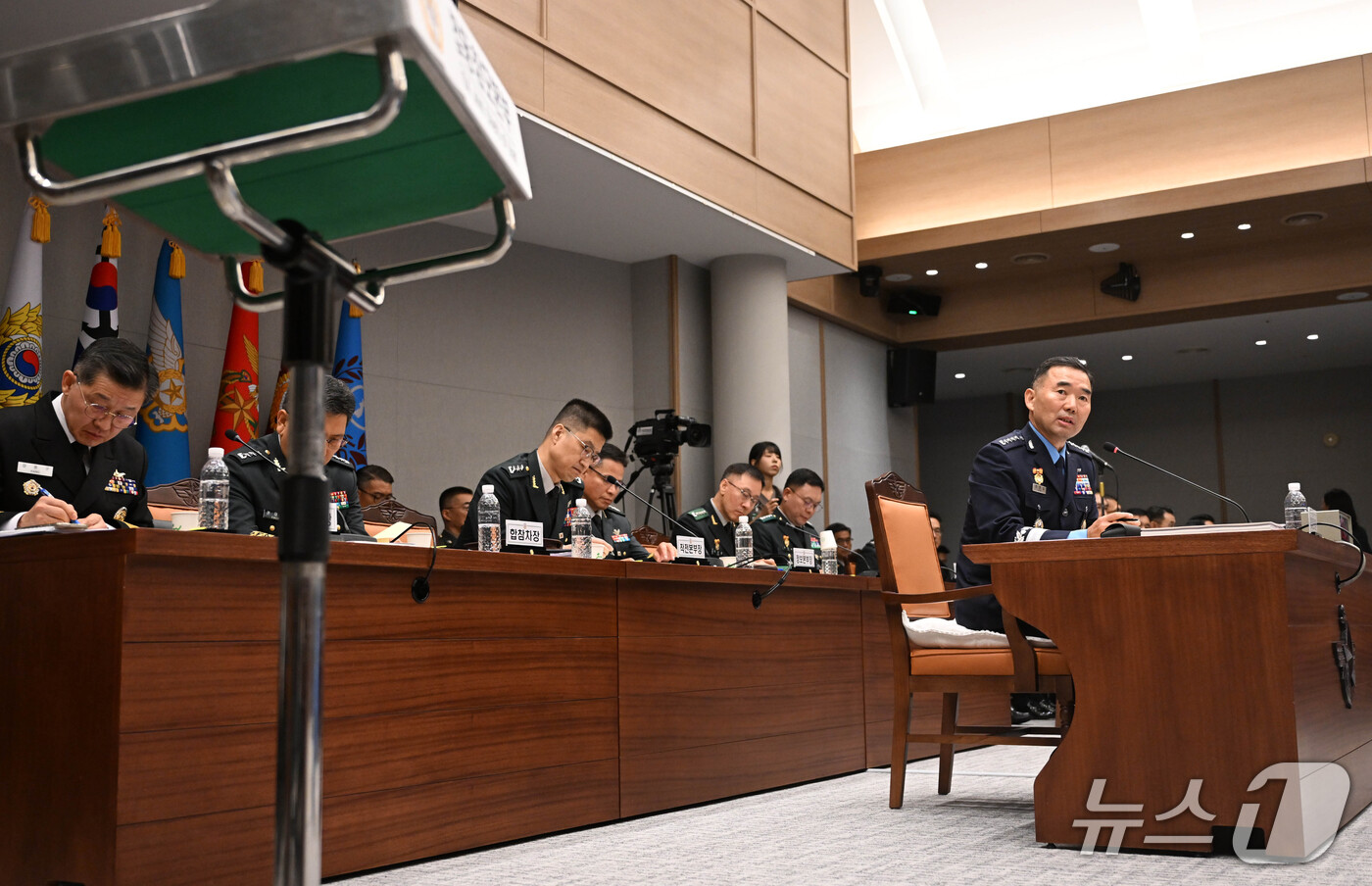 (서울=뉴스1) 국회사진기자단 = 진영승 합동참모본부 의장이 8일 오전 서울 용산구 국방부에서 열린 국회 국방위원회의 합동참모본부에 대한 국정감사에서 의원질의에 답하고 있다. 20 …