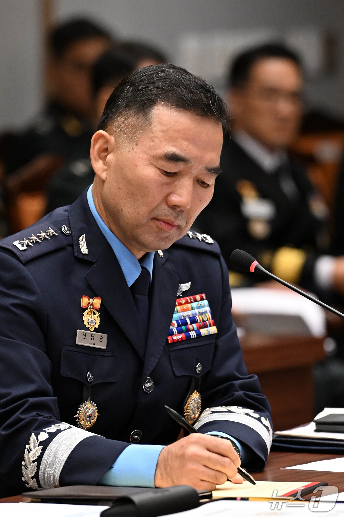 (서울=뉴스1) 국회사진기자단 = 진영승 합동참모본부 의장이 8일 오전 서울 용산구 국방부에서 열린 국회 국방위원회의 합동참모본부에 대한 국정감사에서 의원 질의를 메모하고 있다. …