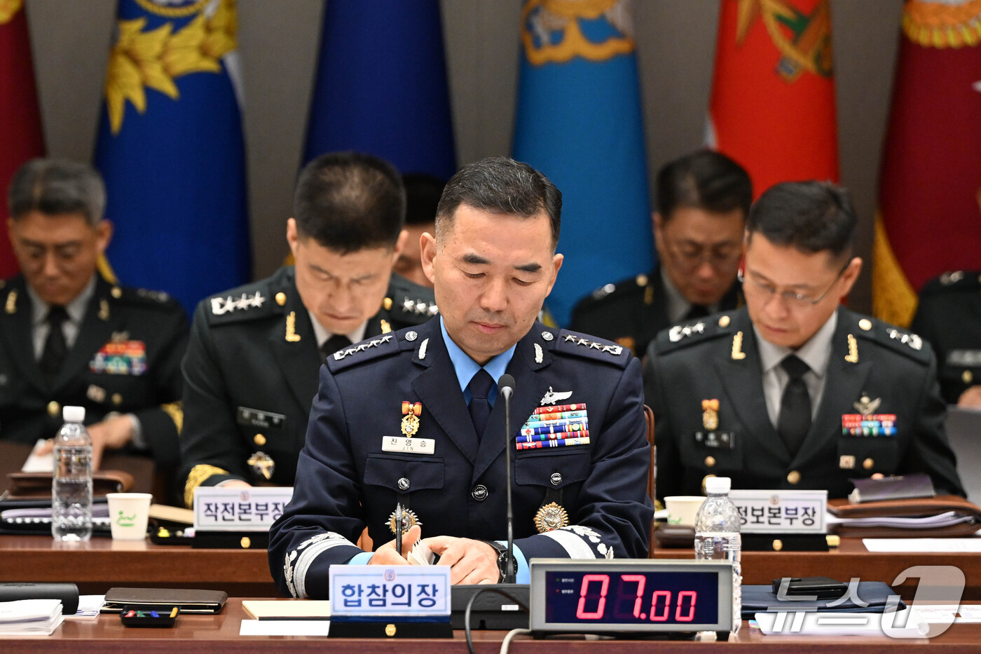 (서울=뉴스1) 국회사진기자단 = 진영승 합동참모본부 의장이 8일 오전 서울 용산구 국방부에서 열린 국회 국방위원회의 합동참모본부에 대한 국정감사에서 자료를 살펴보고 있다. 202 …