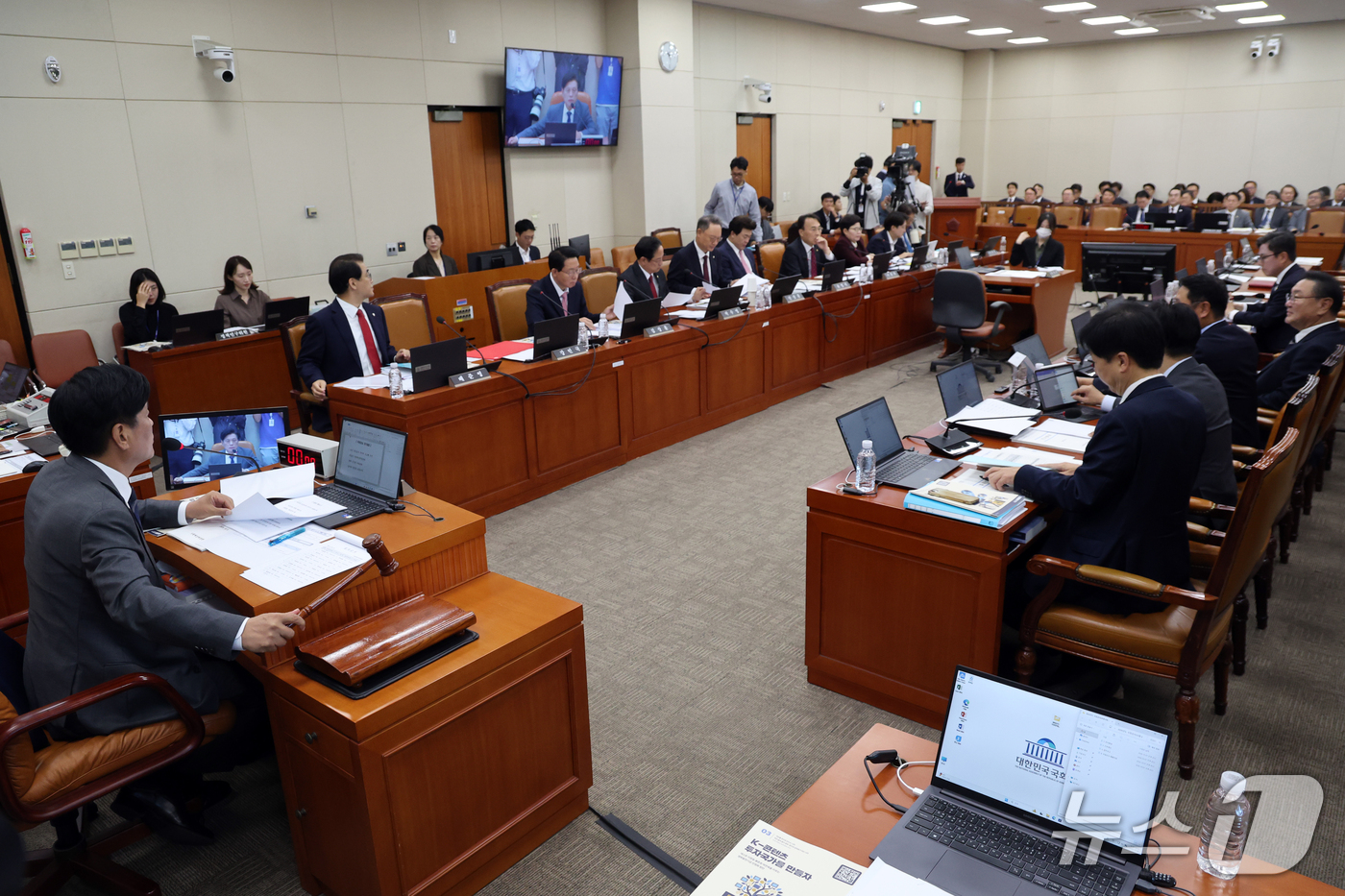 (서울=뉴스1) 황기선 기자 = 조승래 재경위원장이 8일 서울 여의도 국회 재정경제기획위원회에서 열린 기획예산처에 대한 국정감사에서 의사봉을 두드리고 있다.  2026.10.8/뉴 …