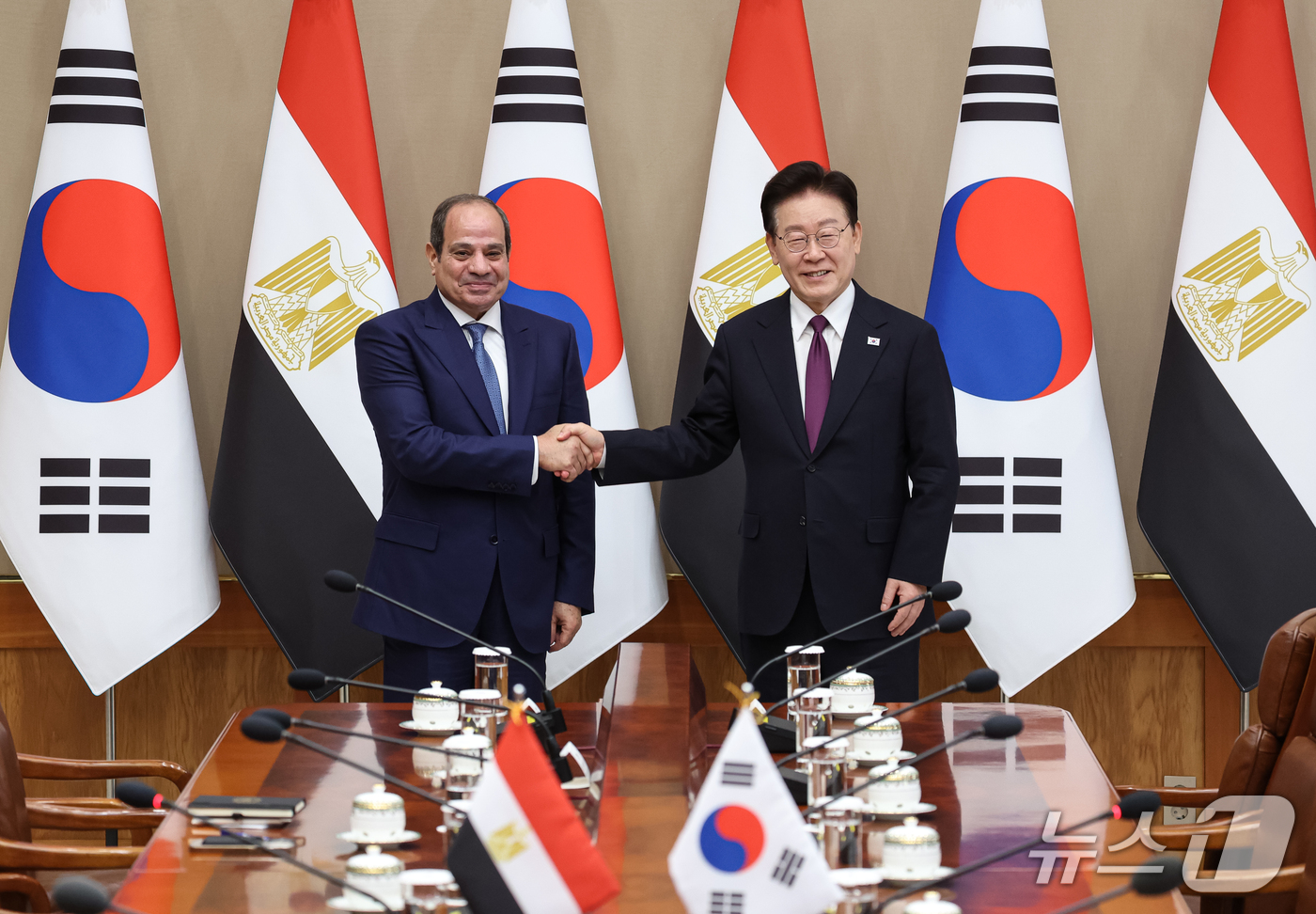 (서울=뉴스1) 허경 기자 = 이재명 대통령과 압델파타 알시시 이집트 대통령이 8일 청와대에서 열린 확대 회담에 앞서 기념촬영을 하고 있다. 2026.10.8/뉴스1