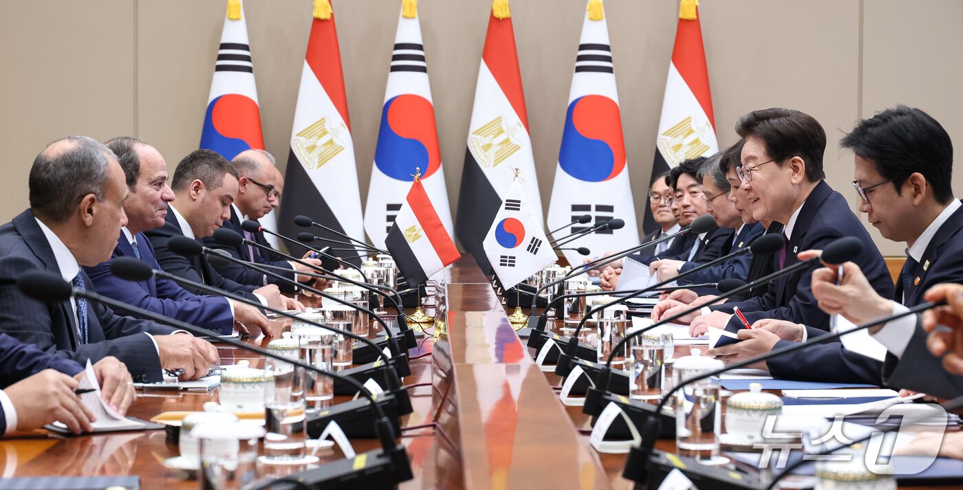 본문 이미지 - 이재명 대통령과 압델파타 알시시 이집트 대통령이 8일 청와대에서 확대 회담을 하고 있다. 2026.10.8 ⓒ 뉴스1 허경 기자