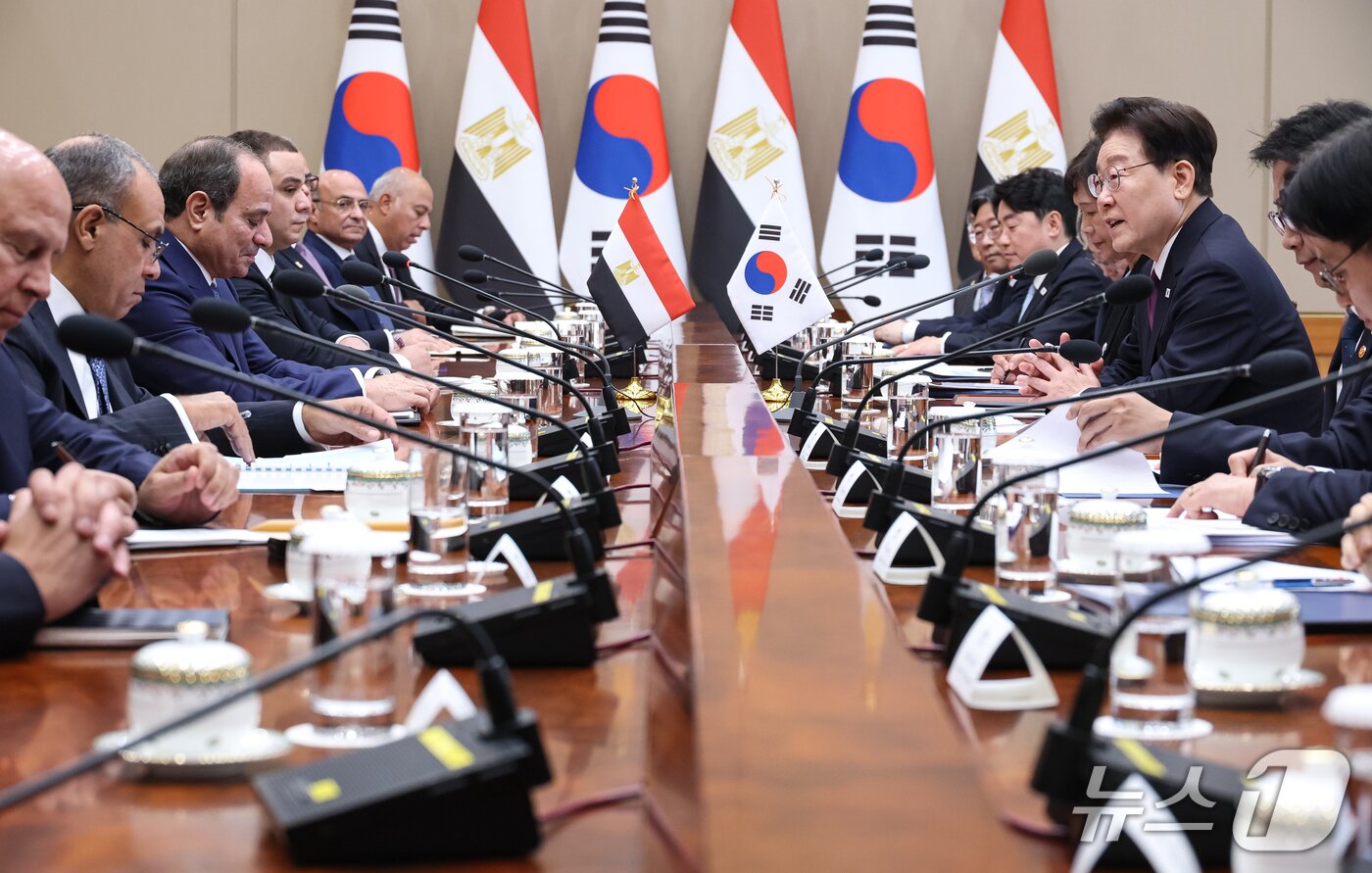 본문 이미지 - 이재명 대통령과 압델파타 알시시 이집트 대통령이 8일 청와대에서 확대 회담을 하고 있다. 2026.10.8 ⓒ 뉴스1 허경 기자