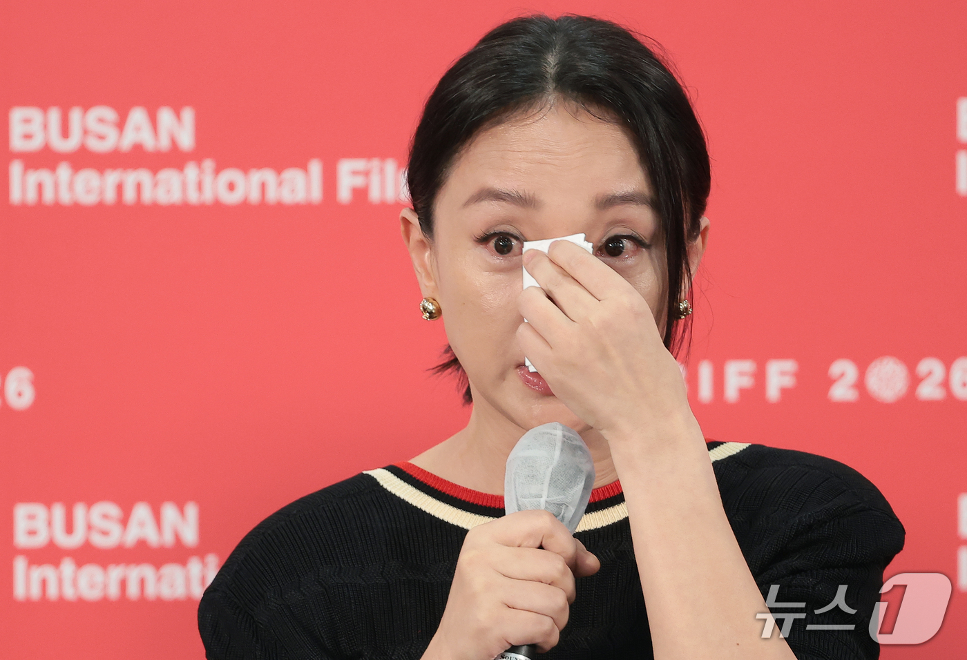 (부산=뉴스1) 권현진 기자 = 배우 저우쉰이 8일 부산 해운대구 영화의전당 비프힐에서 열린 ‘제31회 부산국제영화제’(BIFF)' 영화 '처음 만난 외로움' 기자회견에서 흐르는 …