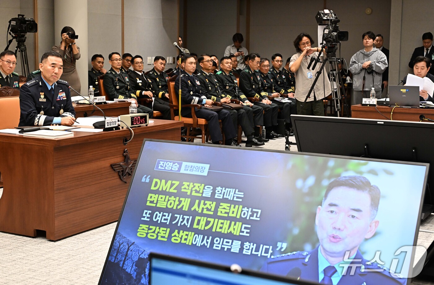 (서울=뉴스1) 국회사진기자단 = 진영승 합동참모본부 의장이 8일 서울 용산구 국방부에서 열린 국회 국방위원회의 합동참모본부등 국정감사에서 의원의 질의를 듣고 있다. 2026.10 …