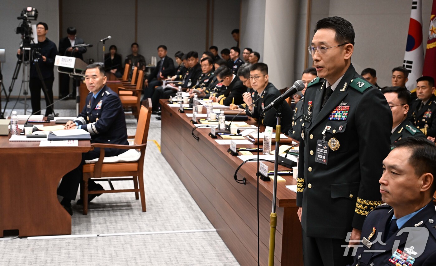 (서울=뉴스1) 국회사진기자단 = 김득봉 드론작전사령관이 8일 서울 용산구 국방부에서 열린 국회 국방위원회의 합동참모본부등 국정감사에서 의원의 질의에 답변을 하고 있다. 2026. …