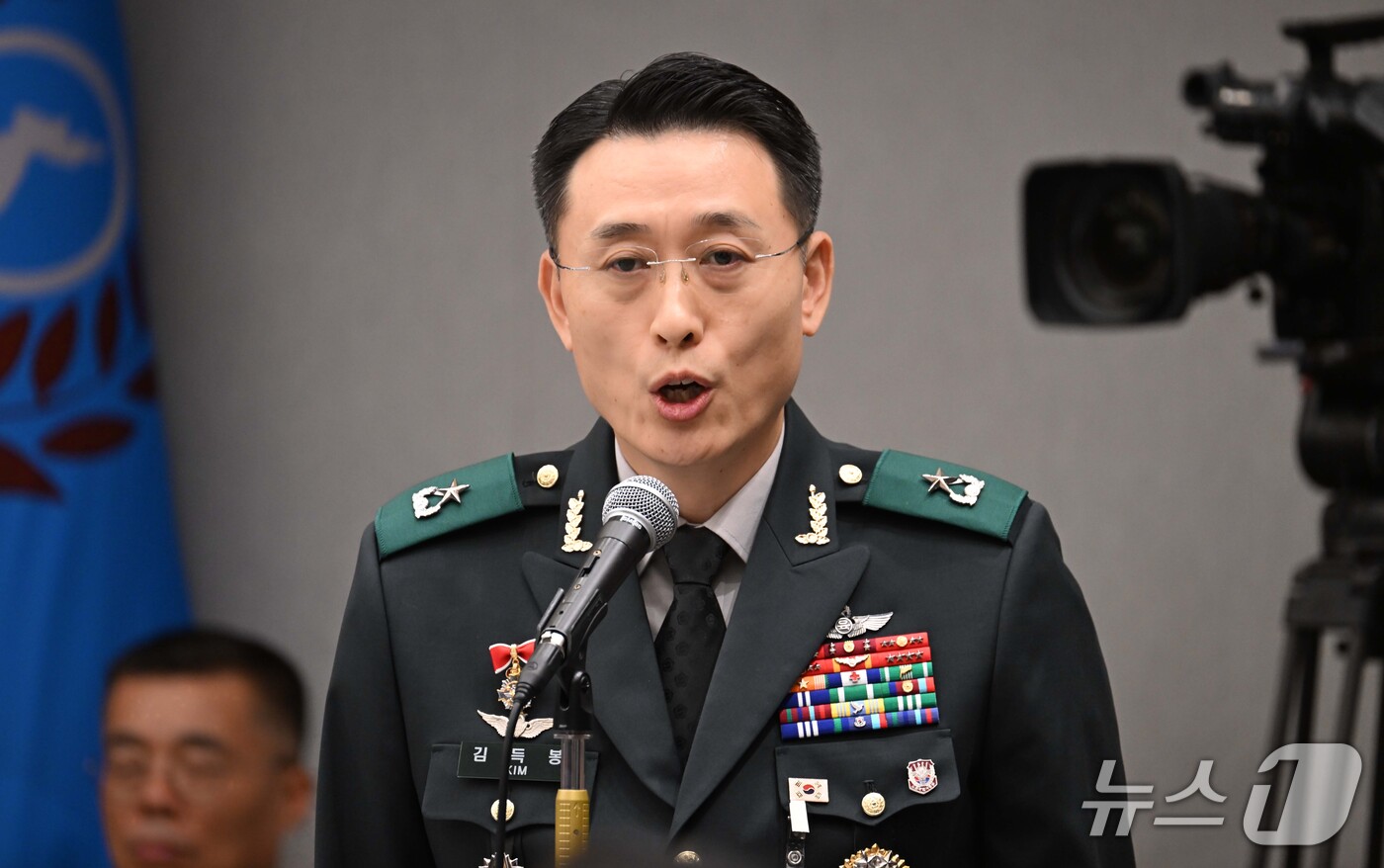 (서울=뉴스1) 국회사진기자단 = 김득봉 드론작전사령관이 8일 서울 용산구 국방부에서 열린 국회 국방위원회의 합동참모본부등 국정감사에서 의원의 질의에 답변을 하고 있다. 2026. …