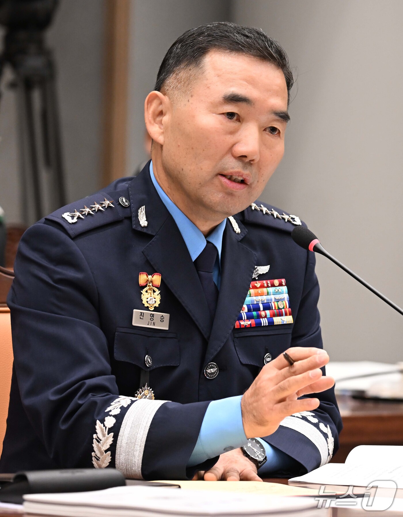 (서울=뉴스1) 국회사진기자단 = 진영승 합동참모본부 의장이 8일 오전 서울 용산구 국방부에서 열린 국회 국방위원회의 합동참모본부에 대한 국정감사에서 의원질의에 답하고 있다. 20 …