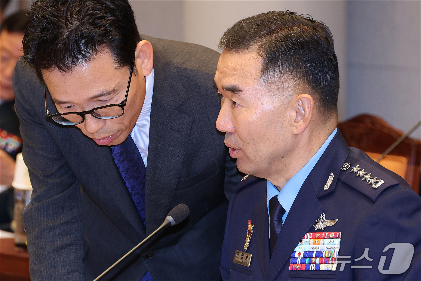(서울=뉴스1) 국회사진기자단 = 진영승 합동참모본부 의장이 8일 오전 서울 용산구 국방부에서 열린 국회 국방위원회의 합동참모본부에 대한 2026년도 국정감사에서 관계자와 대화를 …