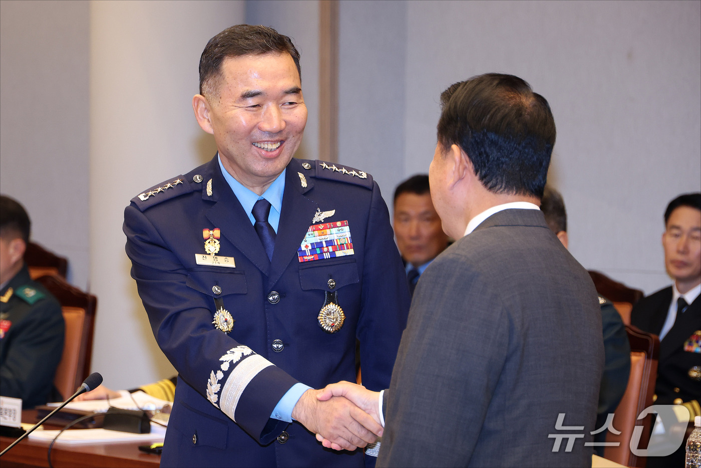 (서울=뉴스1) 국회사진기자단 = 진영승 합동참모본부 의장이 8일 오전 서울 용산구 국방부에서 열린 국회 국방위원회의 합동참모본부에 대한 2026년도 국정감사에서 김병주 더불어민주 …