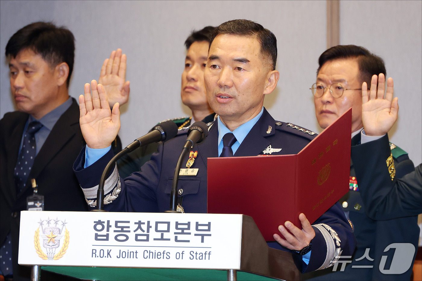 (서울=뉴스1) 국회사진기자단 = 진영승 합동참모본부 의장이 8일 오전 서울 용산구 국방부에서 열린 국회 국방위원회의 합동참모본부에 대한 2026년도 국정감사에서 증인선서를 하고 …