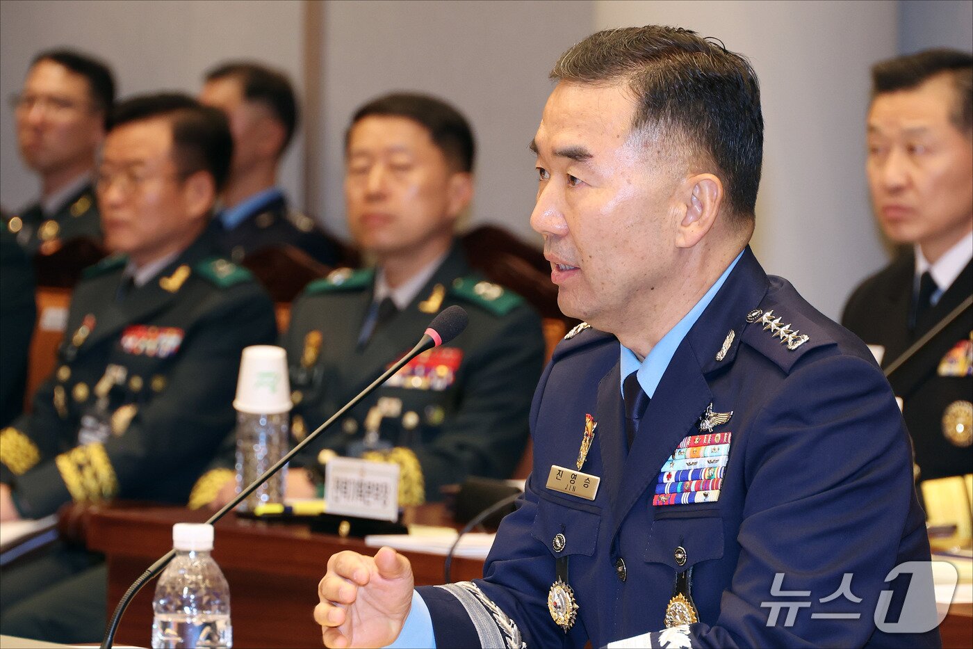 본문 이미지 - 진영승 합참의장이 8일 오전 서울 용산구 국방부에서 열린 국회 국방위원회의 합동참모본부에 대한 2026년도 국정감사에서 질의에 답변하고 있다. ⓒ 뉴스1 국회사진기자단