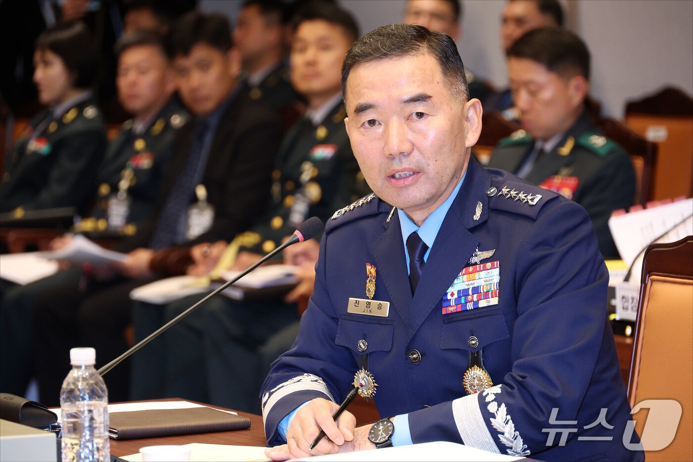 본문 이미지 - 진영승 합참의장이 8일 오전 서울 용산구 국방부에서 열린 국회 국방위원회의 합동참모본부에 대한 2026년도 국정감사에서 질의에 답변하고 있다. ⓒ 뉴스1 국회사진기자단