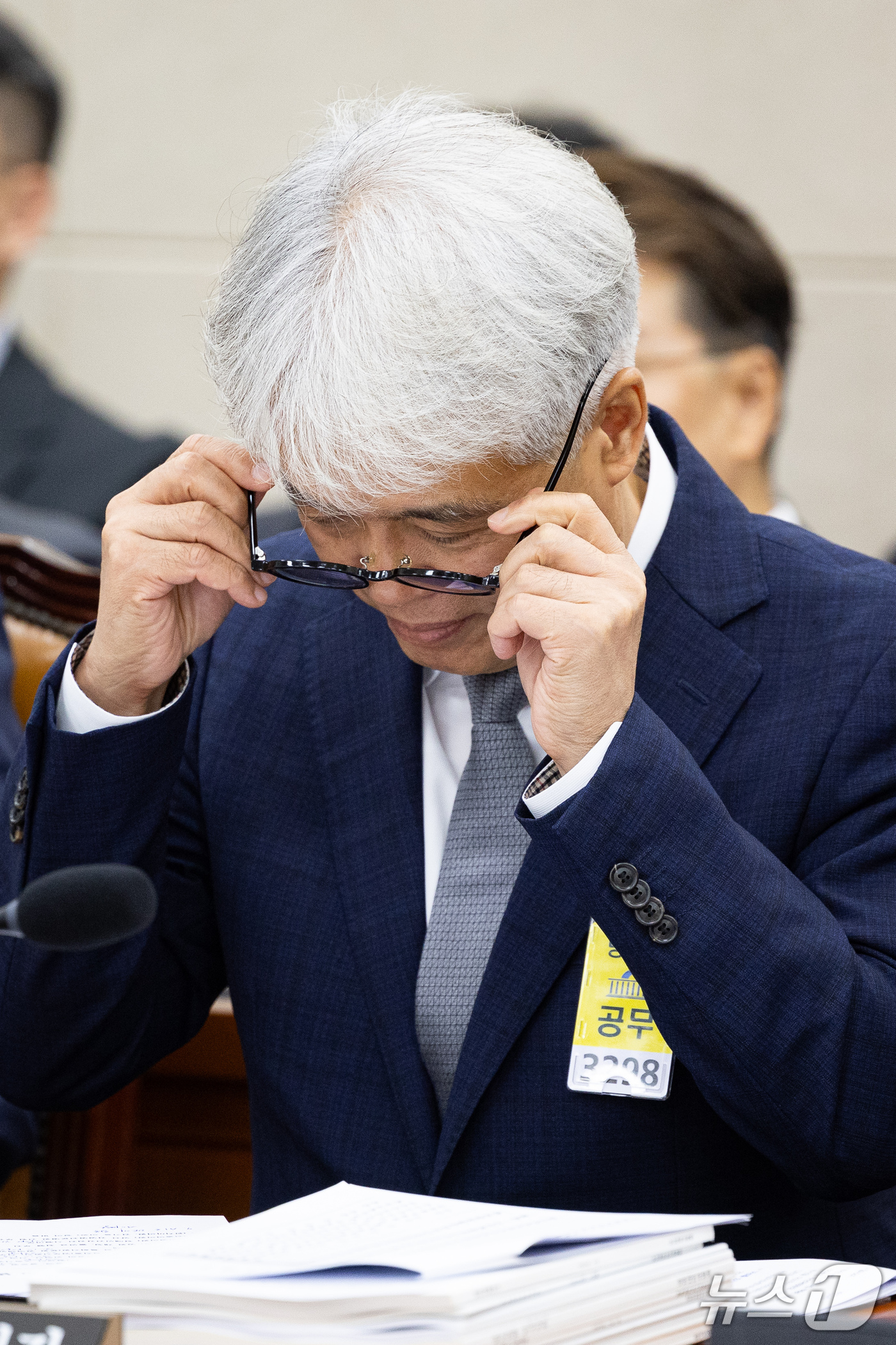(서울=뉴스1) 유승관 기자 = 김해영 부산대학교병원장이 8일 서울 여의도 국회에서 열린 보건복지위원회의 부산대학교병원 등 지방 국립대병원에 대한 국정감사에 출석해 안경을 쓰고 있 …