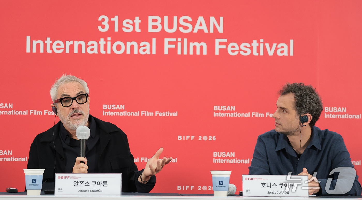 (부산=뉴스1) 권현진 기자 = 알폰소 쿠아론 감독과 호나스 쿠아론 감독 부자가 8일 부산 해운대구 영화의전당 비프힐에서 열린 ‘제31회 부산국제영화제’(BIFF)에서 취재진 질문 …