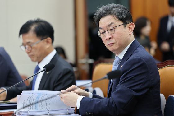 與 "신한은행 해킹, 상응하는 책임져야"…이억원 "기본 안 지켜져"