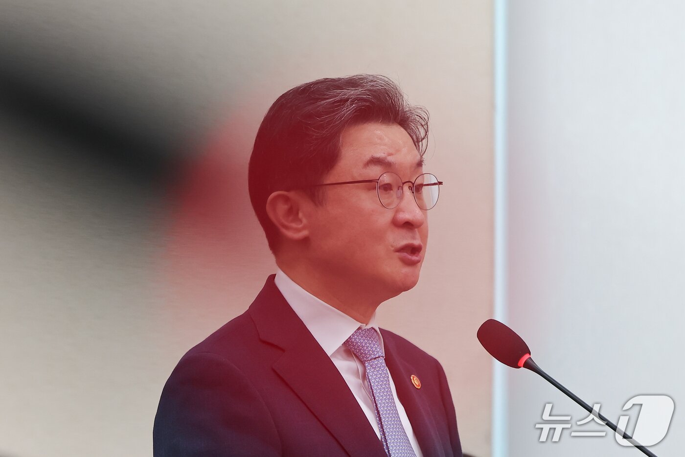 본문 이미지 - 이억원 금융위원장이 8일 서울 여의도 국회에서 열린 정무위원회 국정감사에 출석해 업무보고 및 인사말을 하고 있다. 2026.10.8 ⓒ 뉴스1 김도우 기자