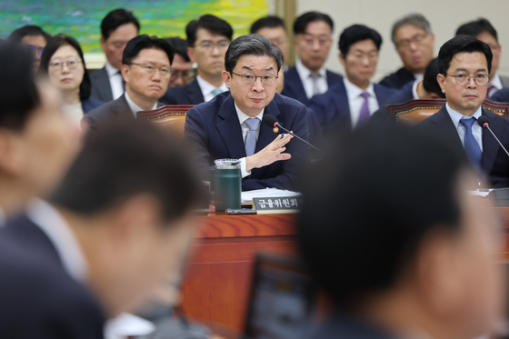 [국감] 의원 질의에 답하는 이억원 위원장