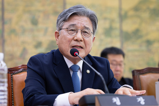 허민 유산청장 "4급 승진 인사 번복 잘못"…특혜 의혹엔 선 그어