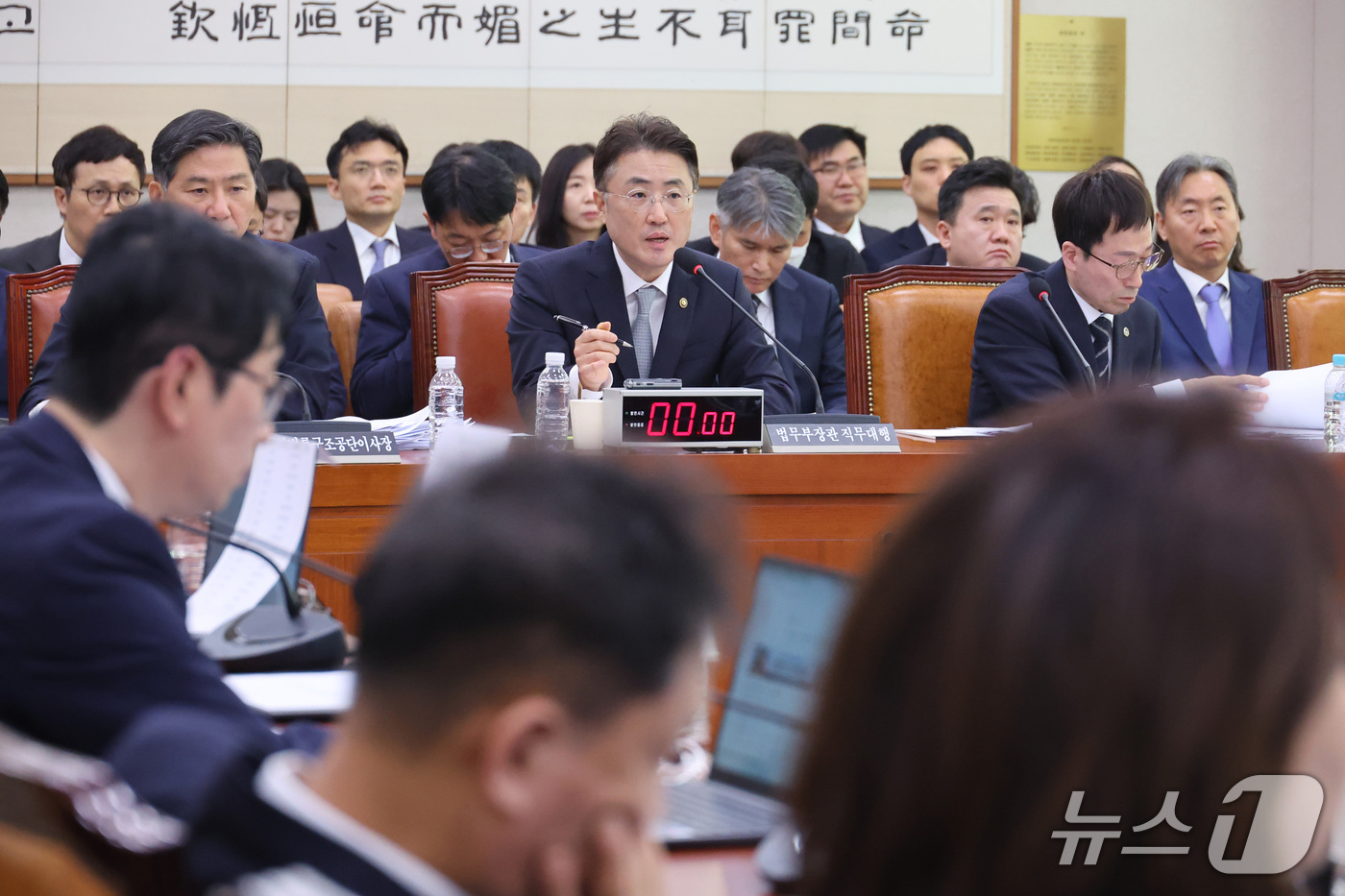 (서울=뉴스1) 신웅수 기자 = 이진수 법무부 차관이 8일 서울 여의도 국회에서 열린 법제사법위원회의 법무부 등에 대한 국정감사에서 의원 질의에 답변하고 있다. 2026.10.8/ …