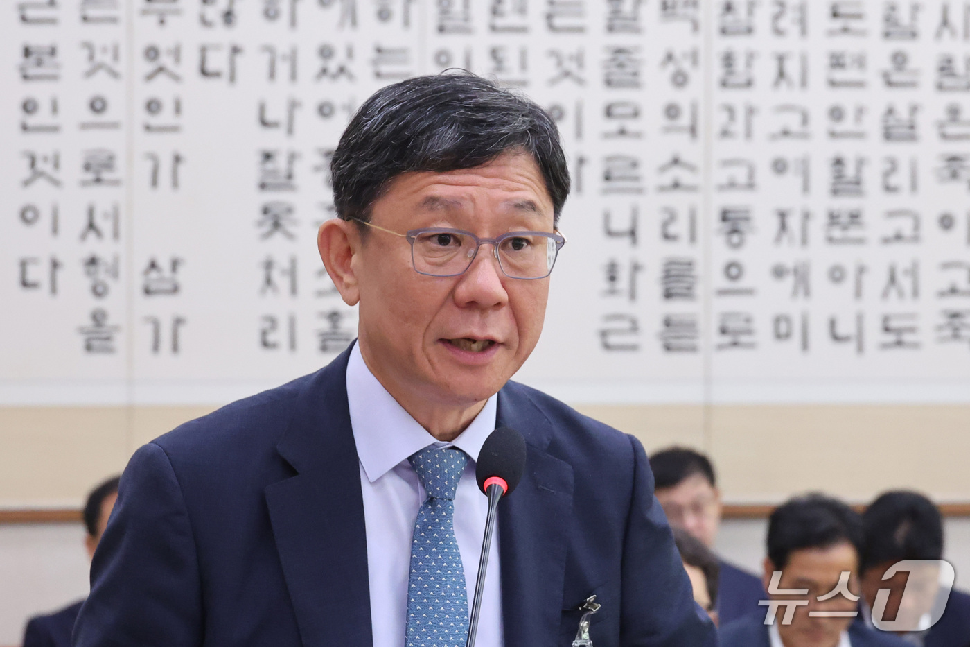 (서울=뉴스1) 신웅수 기자 = 이상호 정부법무공단 이사장이 8일 서울 여의도 국회에서 열린 법제사법위원회의 법무부 등에 대한 국정감사에서 업무보고를 하고 있다. 2026.10.8 …