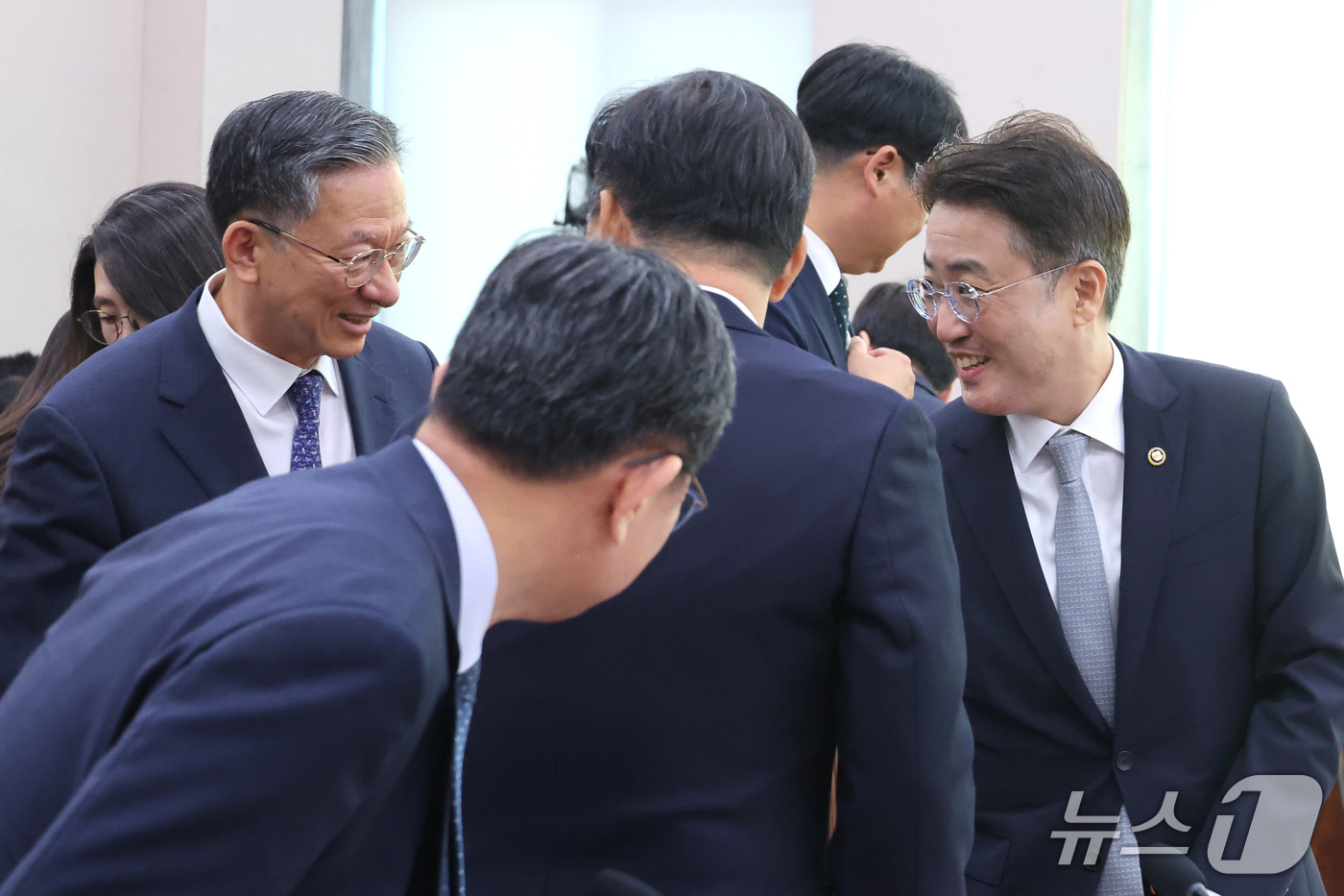 (서울=뉴스1) 신웅수 기자 = 정성호 더불어민주당 의원이 8일 서울 여의도 국회에서 열린 법제사법위원회의 법무부 등에 대한 국정감사장을 찾아 이진수 법무부 차관과 인사하고 있다. …