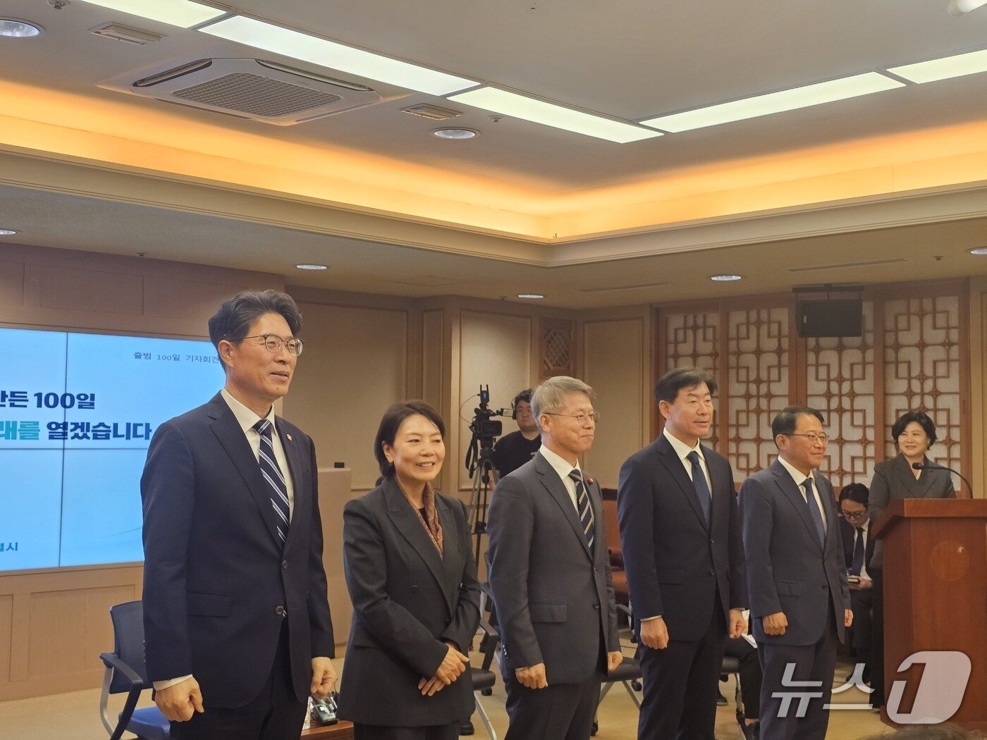 본문 이미지 - 민형배 전남광주통합특별시장이 8일 황기연·백승주·윤난실·강명수 부시장을 시민들에게 소개하고 있다. 2026.10.8/뉴스1 최성국 기자