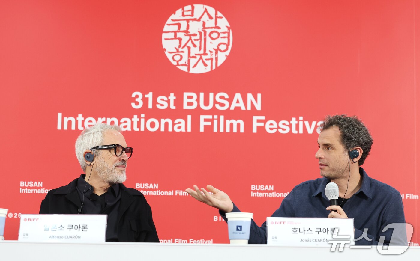 본문 이미지 - 호나스 쿠아론 감독이 8일 부산 해운대구 영화의전당 비프힐에서 열린 ‘제31회 부산국제영화제’(BIFF) 기자회견에서 아버지 알폰소 쿠아론과의 협업에 대햐 이야기 하고 있다. 2026.10.8 ⓒ 뉴스1 권현진 기자