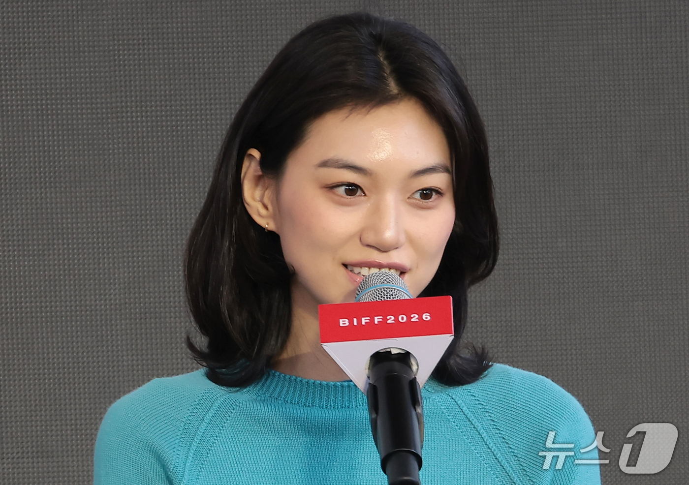 (부산=뉴스1) 권현진 기자 = 가수 겸 배우 김도연이 8일 부산 해운대구 영화의전당 루프씨어터에서 열린 ‘제31회 부산국제영화제’ 영화 ‘도라’ 야외무대인사에서 인사말을 하고 있 …
