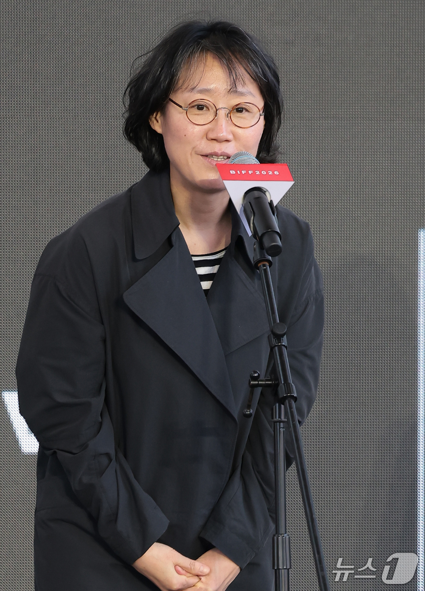 (부산=뉴스1) 권현진 기자 = 정주리 감독이 8일 부산 해운대구 영화의전당 루프씨어터에서 열린 ‘제31회 부산국제영화제’ 영화 ‘도라’ 야외무대인사에서 인사말을 하고 있다. 20 …