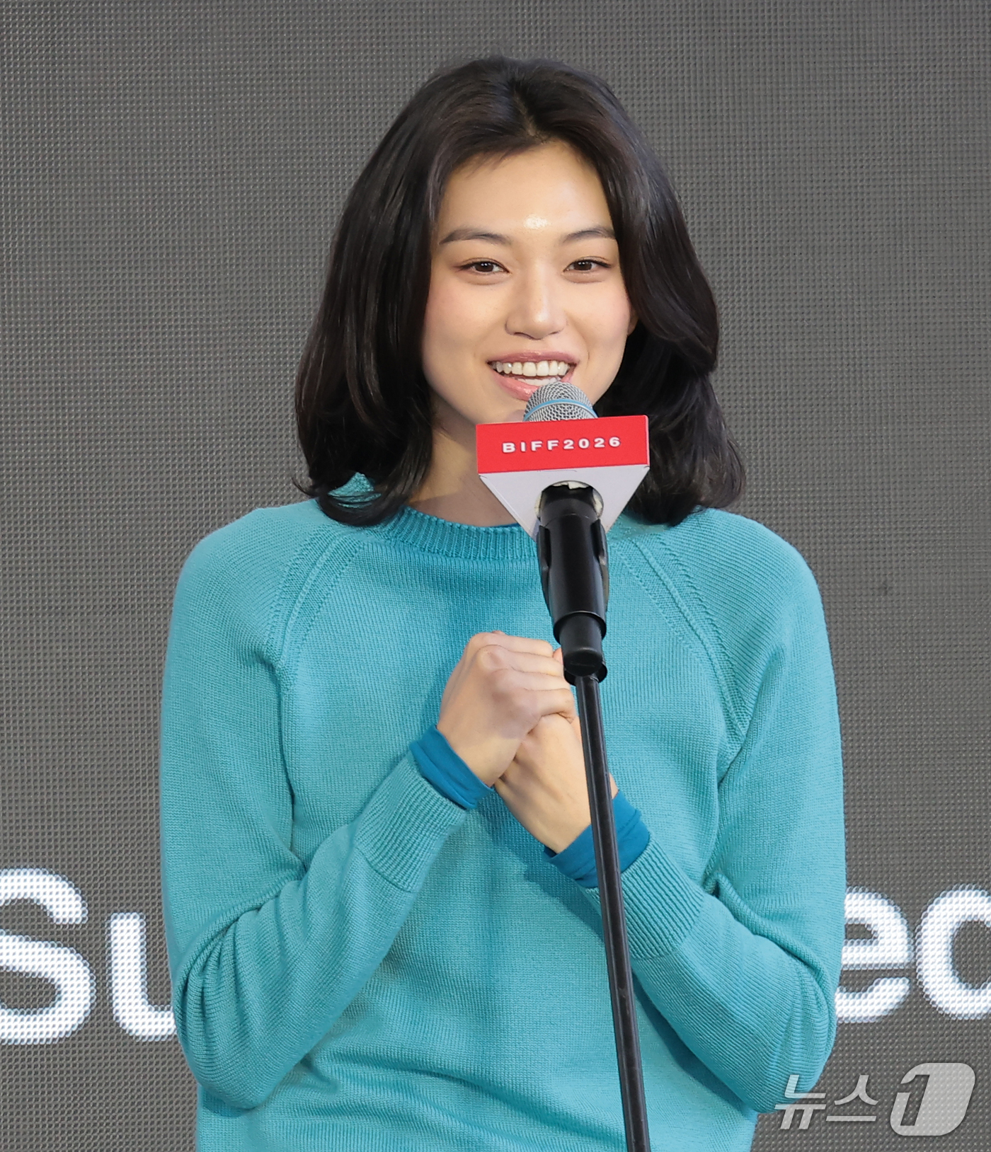 (부산=뉴스1) 권현진 기자 = 가수 겸 배우 김도연이 8일 부산 해운대구 영화의전당 루프씨어터에서 열린 ‘제31회 부산국제영화제’ 영화 ‘도라’ 야외무대인사에서 인사말을 하고 있 …