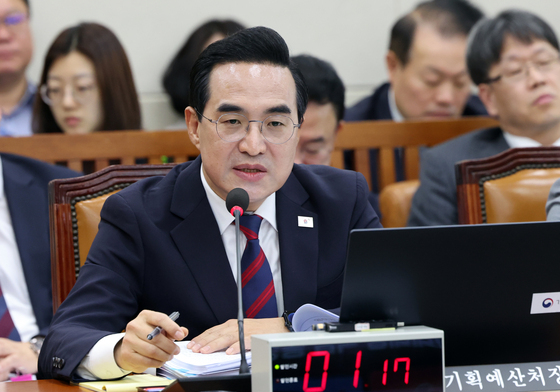박홍근 "10월 IMF 재정전망 개선될 것…국가채무, 작년 계획보다 208조↓"