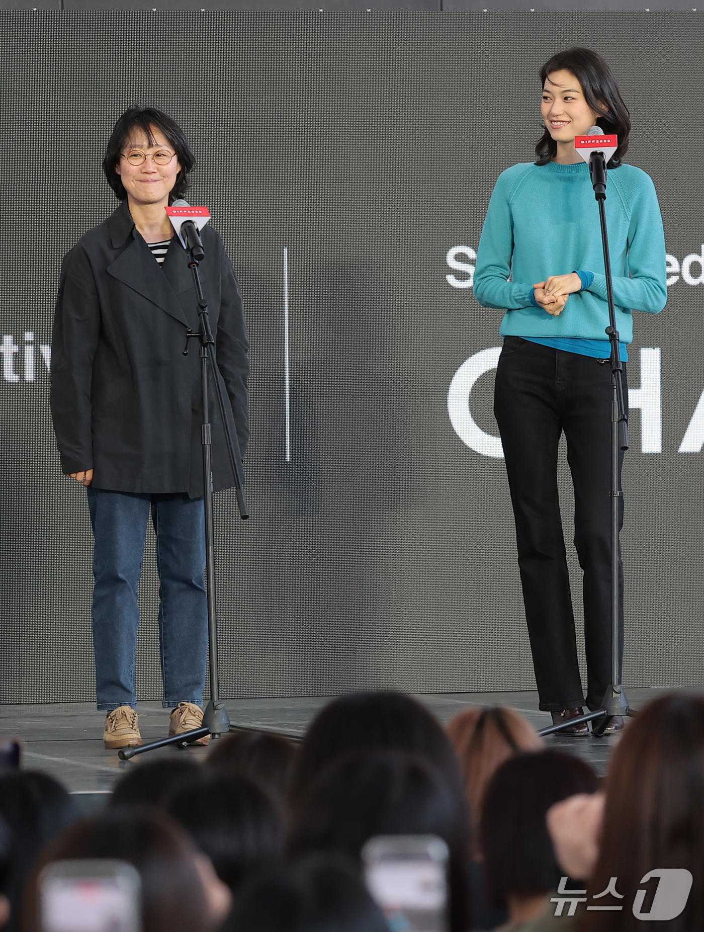 (부산=뉴스1) 권현진 기자 = 정주리 감독가 배우 김도연(오른쪽)이 8일 부산 해운대구 영화의전당 루프씨어터에서 열린 ‘제31회 부산국제영화제’ 영화 ‘도라’ 야외무대인사에서 미 …
