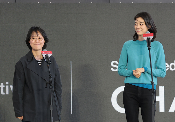 무대 인사 나선 '도라' 정주리 감독과 김도연