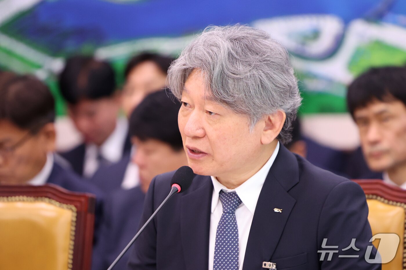 본문 이미지 - 유정훈 한국도로공사 사장이 8일 서울 여의도 국회 국토교통위원회에서 열린 한국도로공사 등에 대한 국정감사에서 의원 질의에 답하고 있다. 2026.10.8 ⓒ 뉴스1 황기선 기자