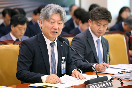 [국감] 질의에 답하는 유정훈 도로공사 사장