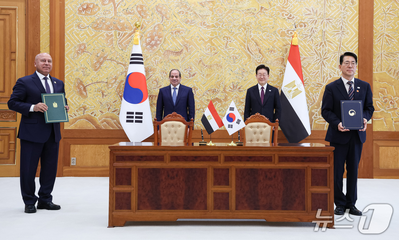 (서울=뉴스1) 허경 기자 = 황종우 해양수산부 장관과 카멜 알와지르 교통부 장관이 8일 청와대에서 이재명 대통령과 압델파타 알시시 이집트 대통령이 임석한 가운데 해양 협력 양해각 …
