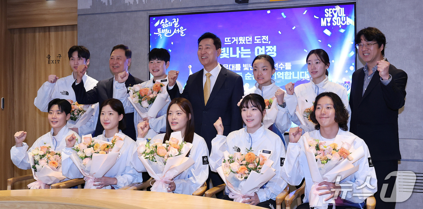 (서울=뉴스1) 박지혜 기자 = 오세훈 서울시장이 8일 서울 중구 서울시청 시장실에서 열린 2026 아이치·나고야 아시안게임 서울시청 소속 선수단 격려 오찬에 앞서 선수단과 기념촬 …