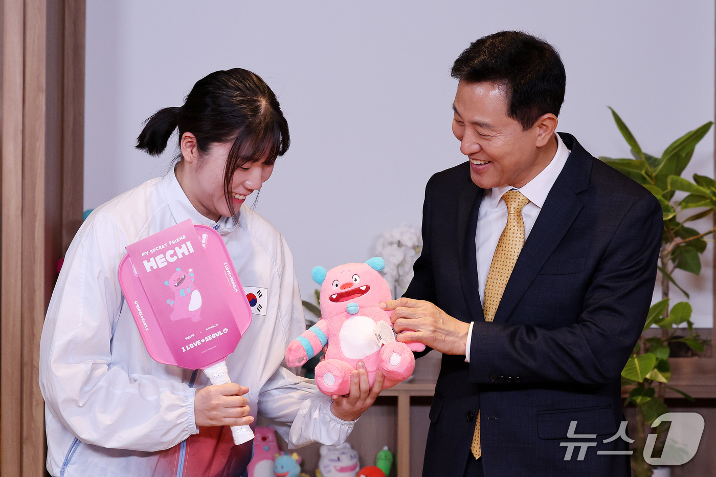 (서울=뉴스1) 박지혜 기자 = 오세훈 서울시장이 8일 서울 중구 서울시청 시장실에서 열린 2026 아이치·나고야 아시안게임 서울시청 소속 선수단 격려 오찬에 앞서 펜싱 여자 사브 …