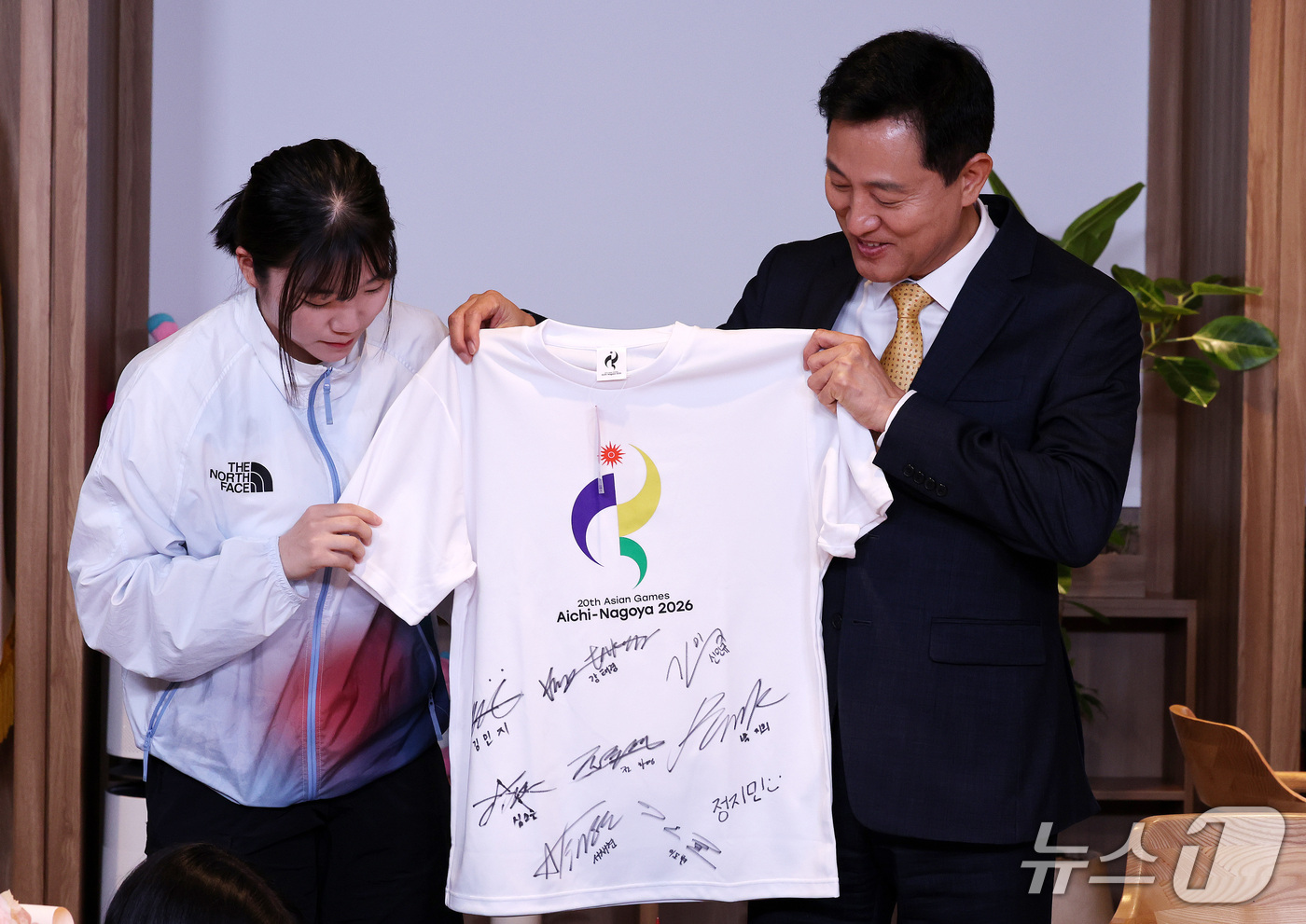 (서울=뉴스1) 박지혜 기자 = 2026 아이치·나고야 아시안게임 펜싱 여자 사브르 단체전 금메달리스트 전하영(서울시청)이 8일 서울 중구 서울시청 시장실에서 열린 서울시청 소속 …